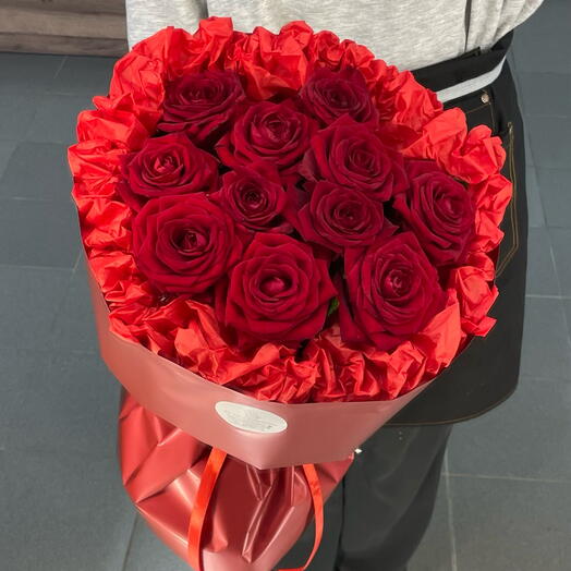 Красные розы в стильной упаковке