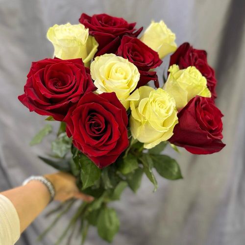Букет из красных и белых роз, 11 штук