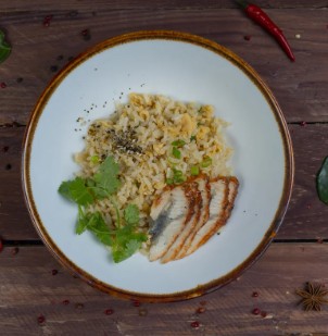 Жареный рис с яйцом и угрём