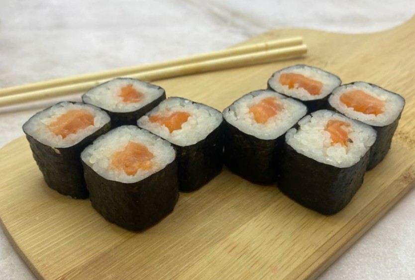 Маки с лососем спайс