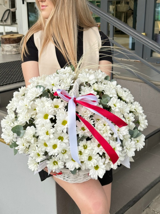Корзина с хризантемами