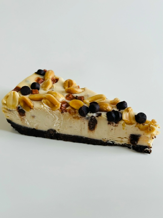 Чизкейк с карамелью и арахисом