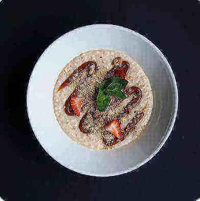 Каша овсяная с фундуком и сол. карамелью