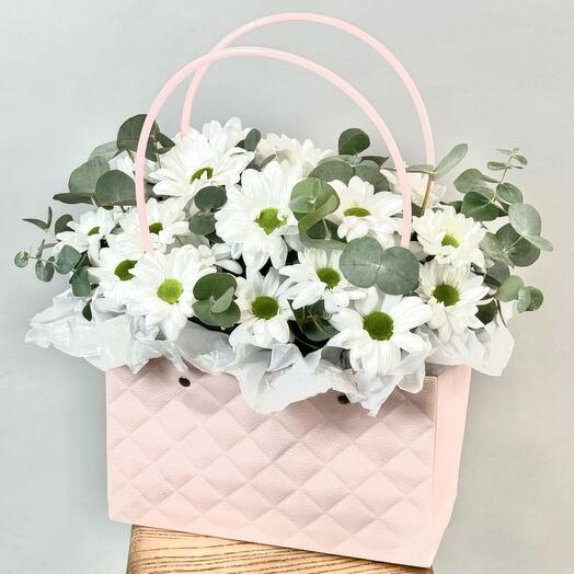 Композиция «Ромашка» из хризантем и эвкалипта