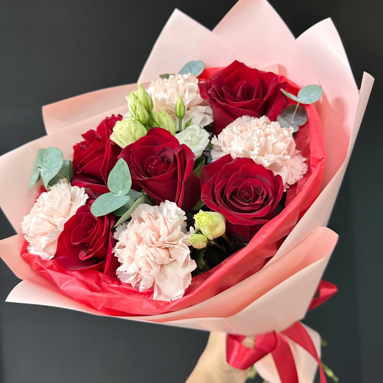 Букет из бордовых роз и диантусов