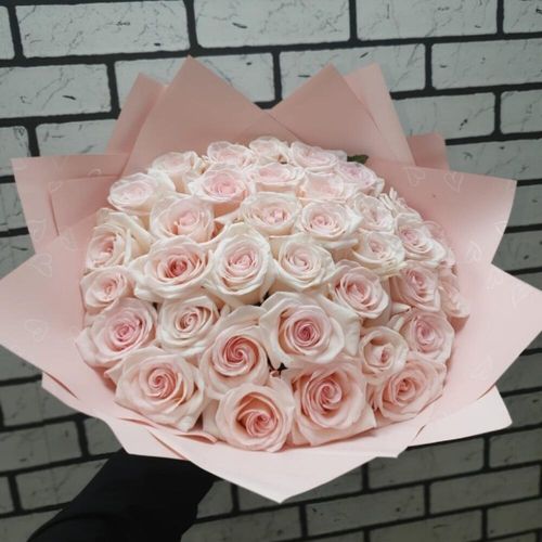 35 нежных роз в дизайнерской упаковке