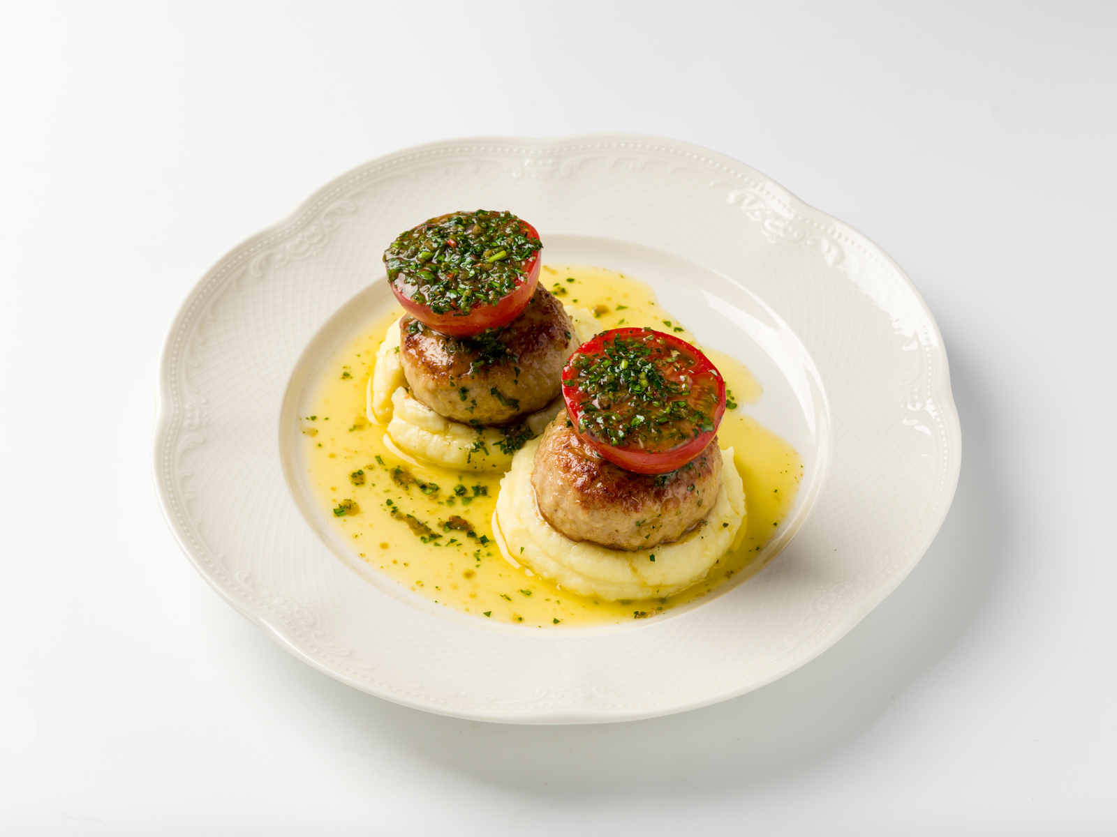 Котлеты из индейки с пюре и томатами