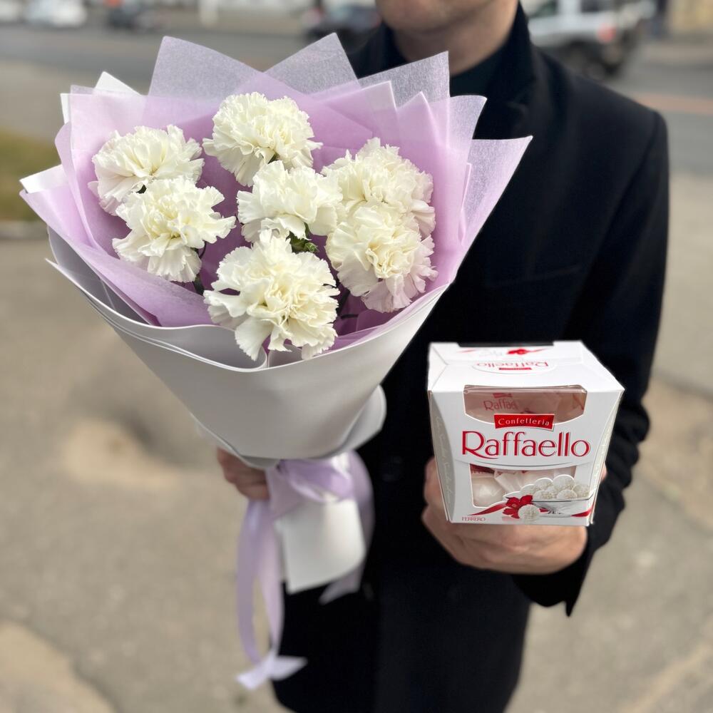 Монобукет белых диантусов с Rafaello