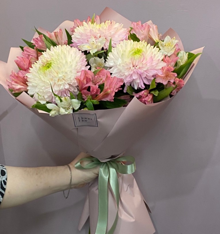 Букет из стойких альстрамерии и хризантем