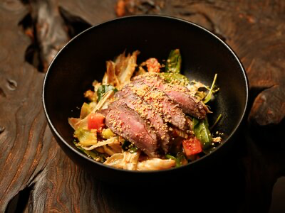 Салат с ростбифом, томатами и перцем