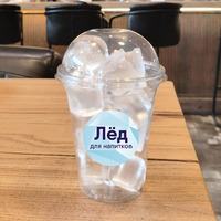 Лед для напитков в стакане