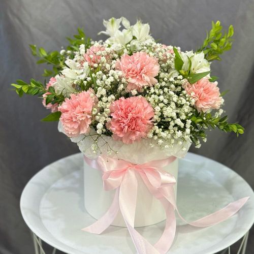 Цветы в коробке: диантусы, гипсофила, альстромерия (к1736)