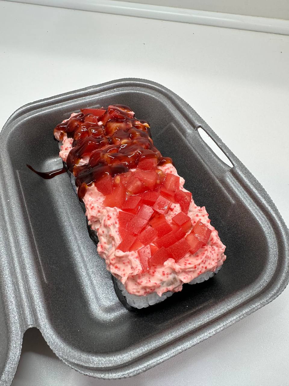 Теплый с лососем слабосоленым и помидором