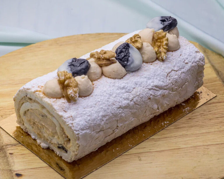 Торт Меренговый рулет с черносливом