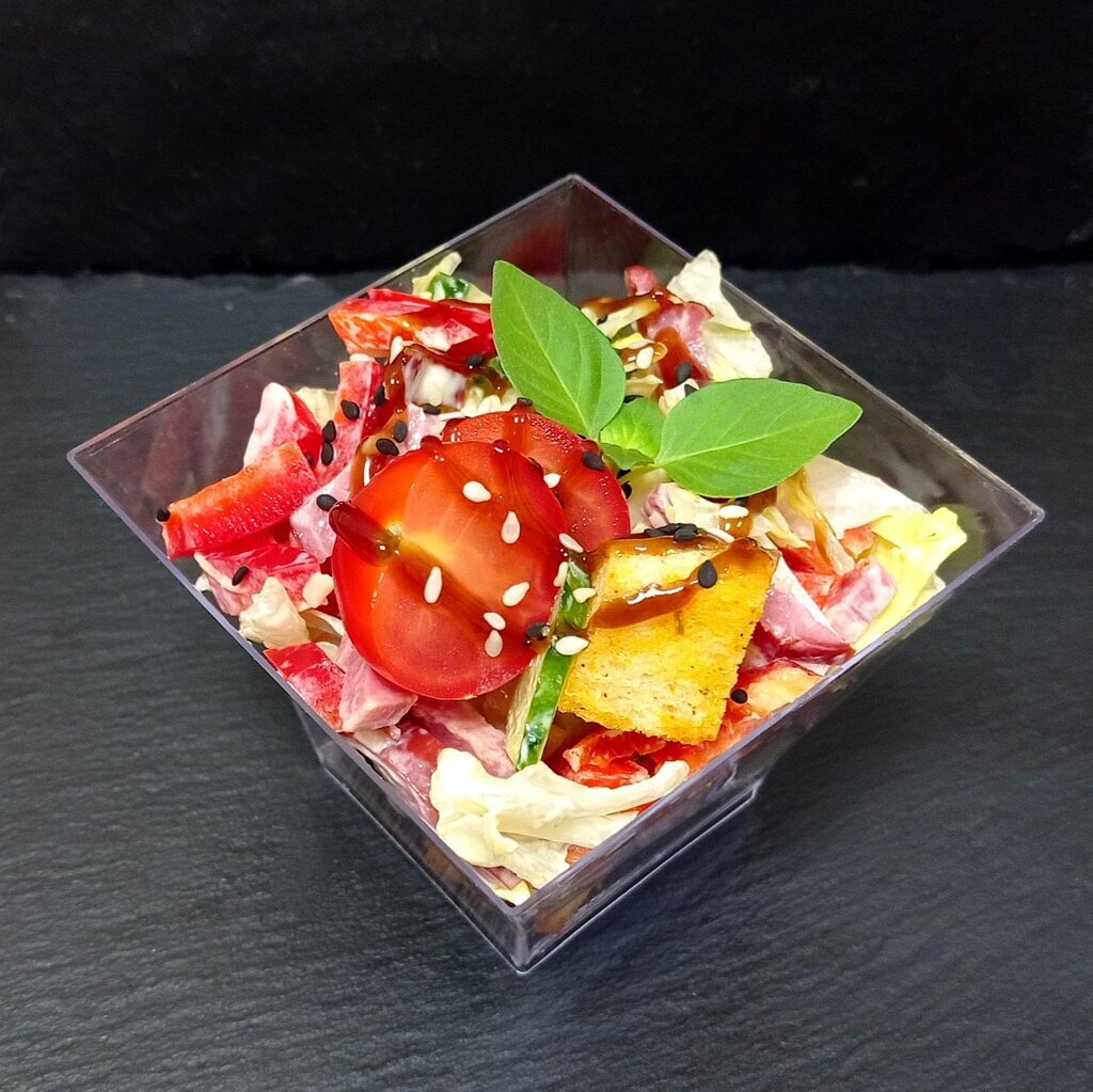Салат с мясными копченостями