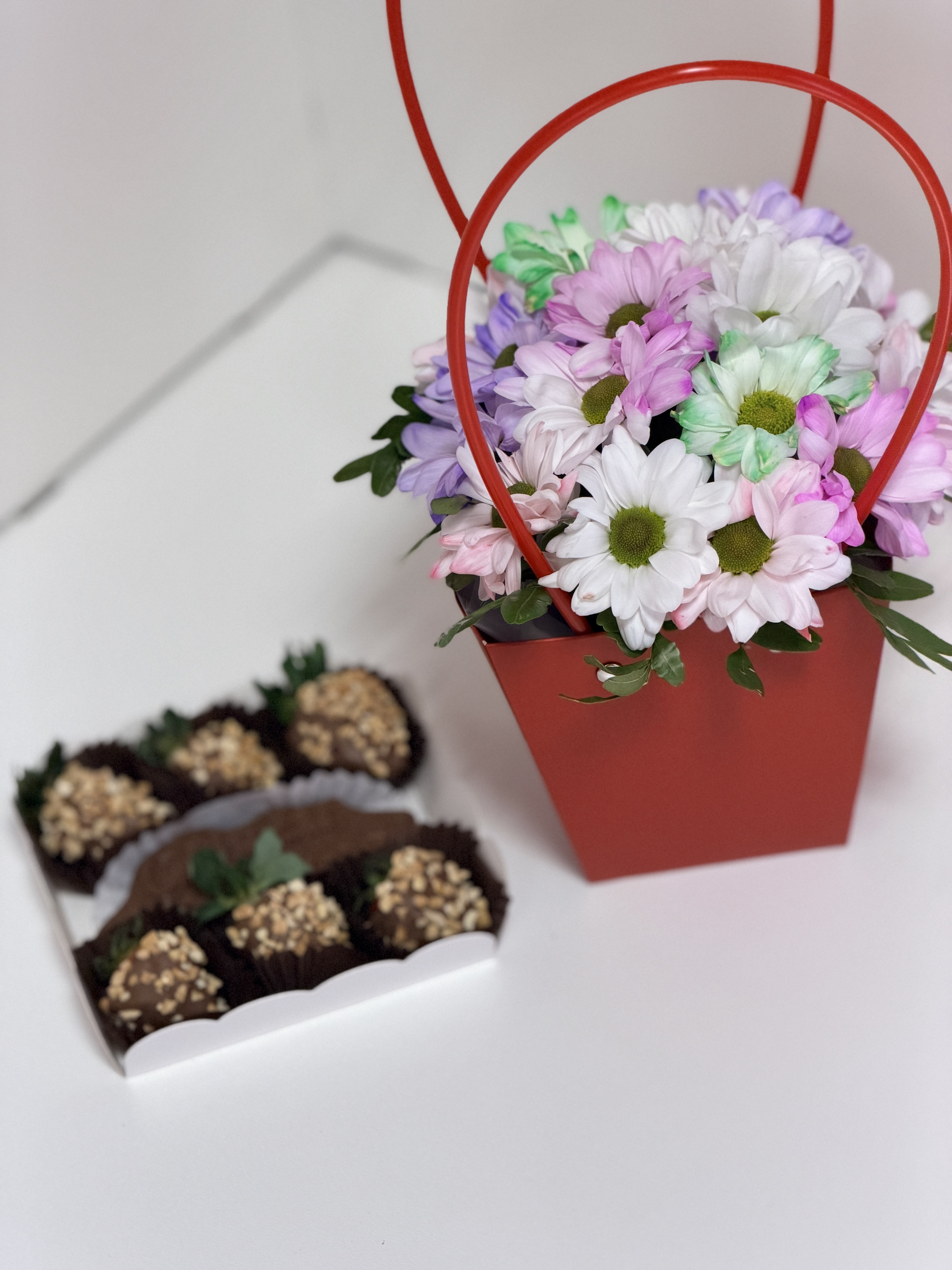 Цветы и клубника в шоколаде 