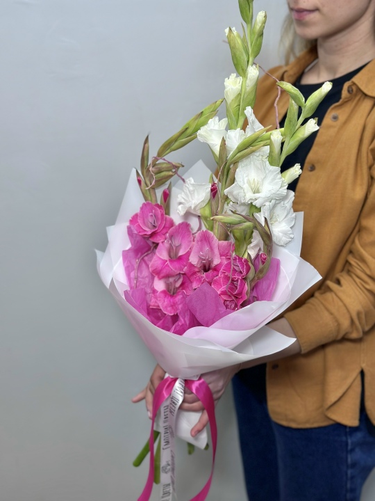 Букет с гладиолусами «Рози»