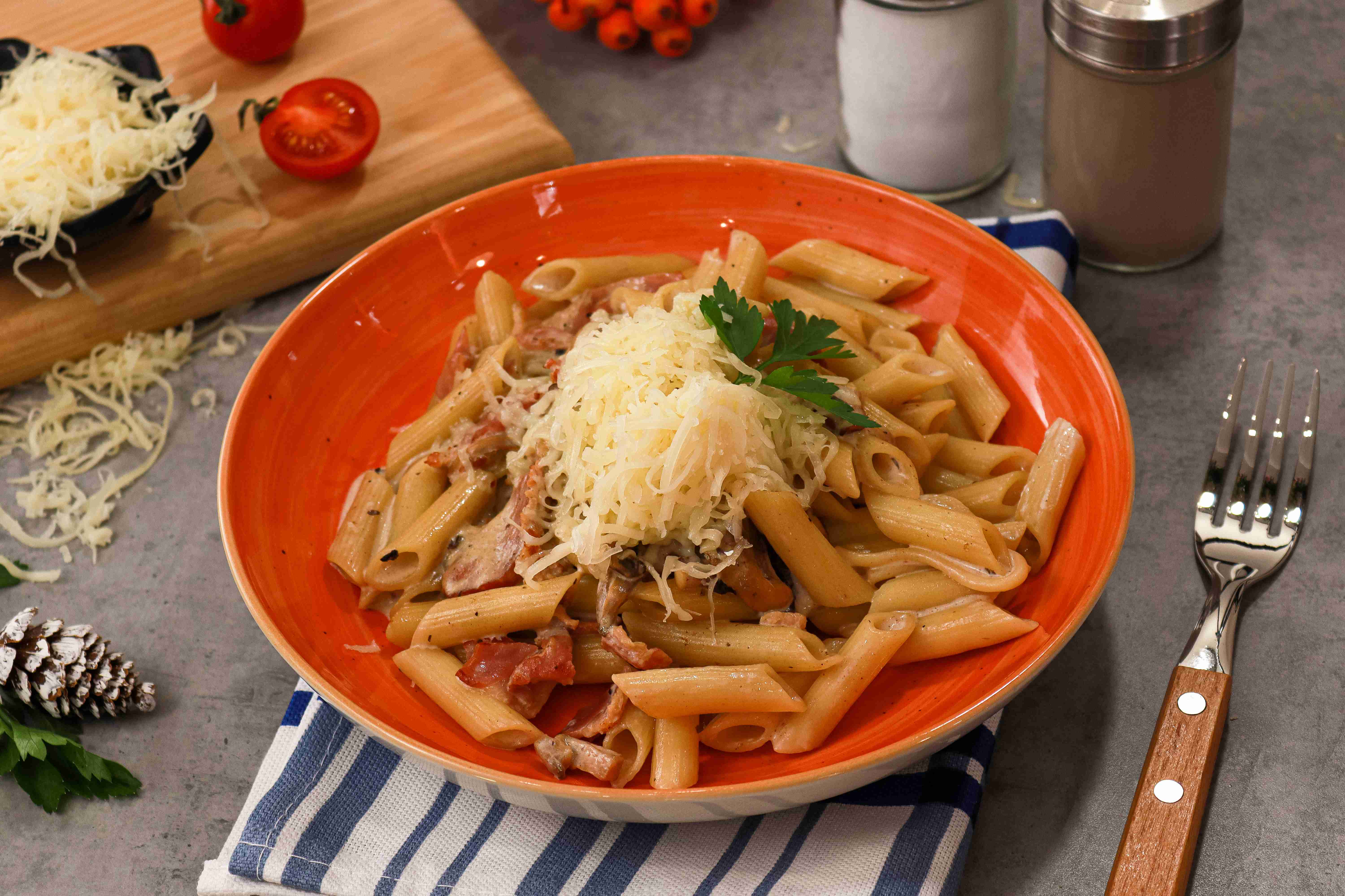 Паста с беконом и шампиньонами