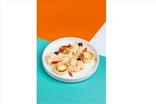 Сырники с муссом из вареной сгущенки и свежими ягодами