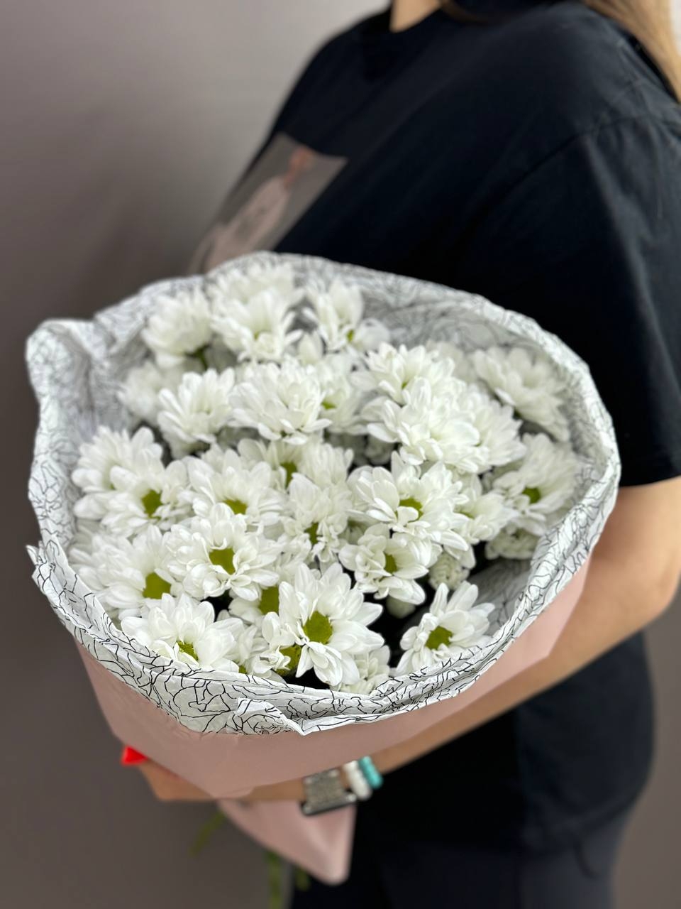 Букет из 7 белых кустовых хризантем