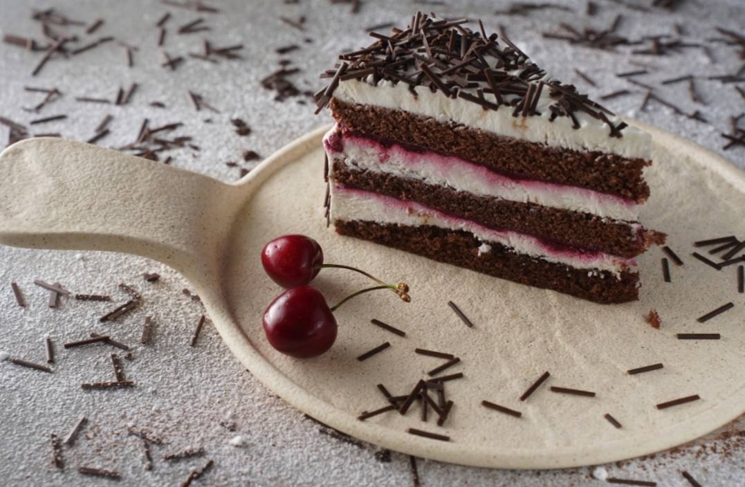 Шоколадный торт с вишней