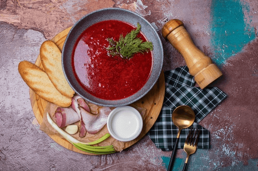 Борщ со сметаной, домаш. салом и чеснок