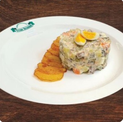 Оливье с говядиной на жареном картофеле