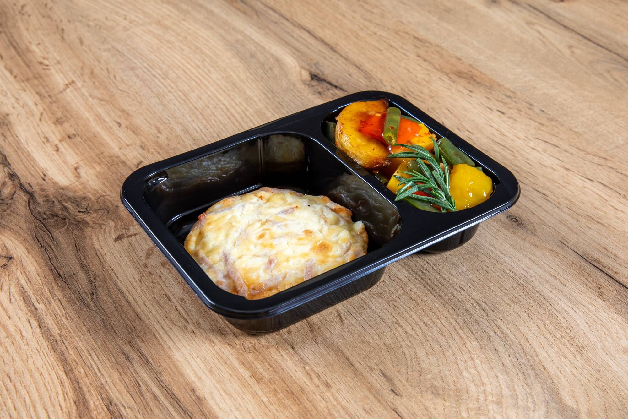 Куриное филе с ветчиной и овощами