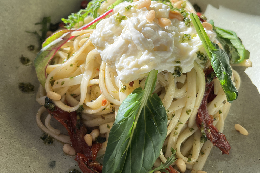 Лапша Удон со Страчателлой, вялеными томатами и соусом Песто