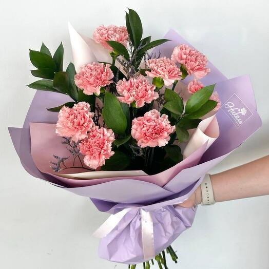 Букет «Стойкий!» из диантусов и зелени