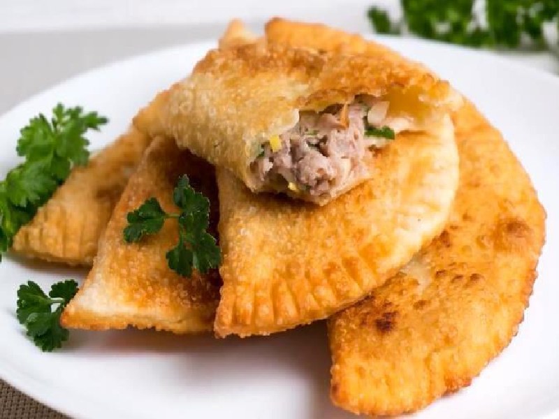 Чебурек с говяд, свинин, сыром, помидор.