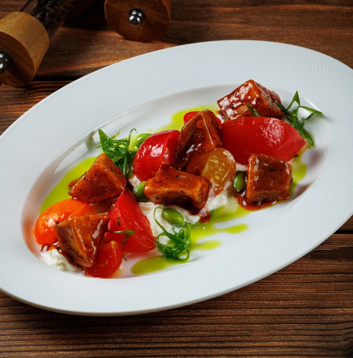 Хрустящие баклажаны с томатами и сливочной страчателлой