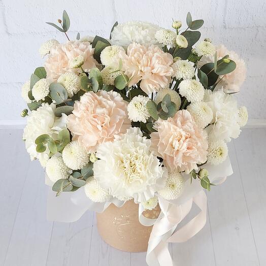 Нежный букет из самых стойких цветов-диантусов и хризантемы Помпон