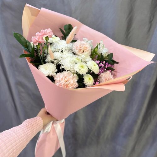 Букет цветов: хризантемы, диантусы, зелень (б0059)