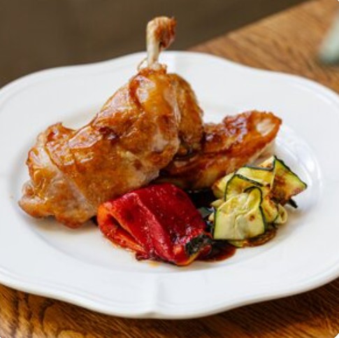 Запечённый цыплёнок с перцем, цукини и соусом жу