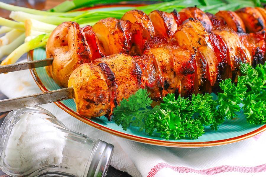 Картофель на мангале с салом