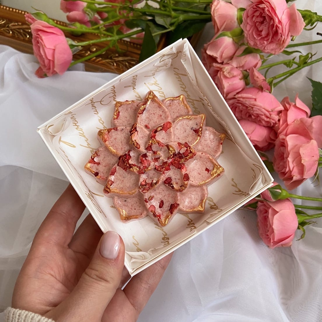 Белый шоколад с клубникой "Суккулент"