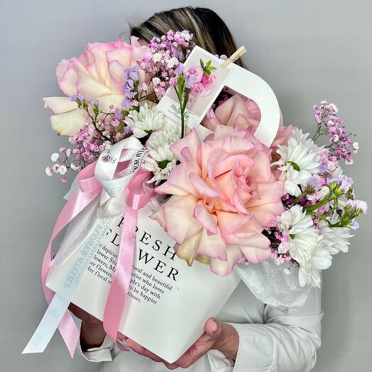 «Примавера» композиция с французскими розами эсперанса, хризантемой, статицей и гипсофилой