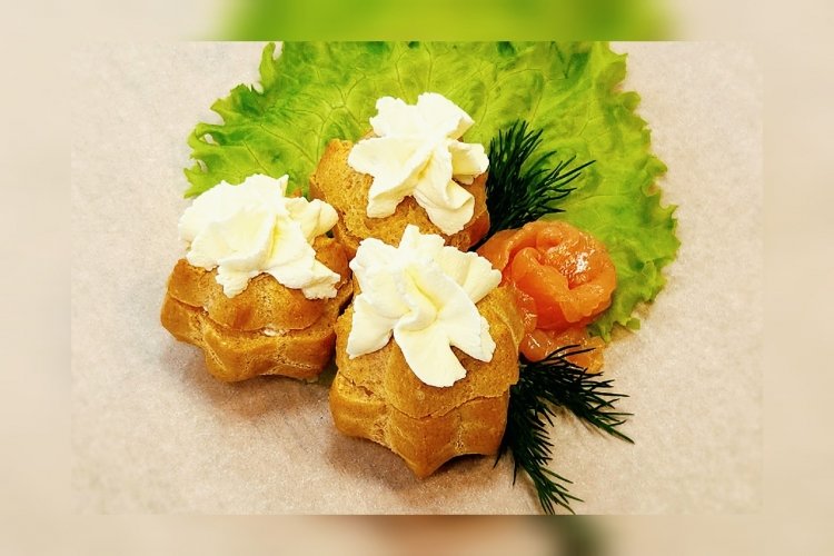 Профитроли с твороженным сыром и лососем