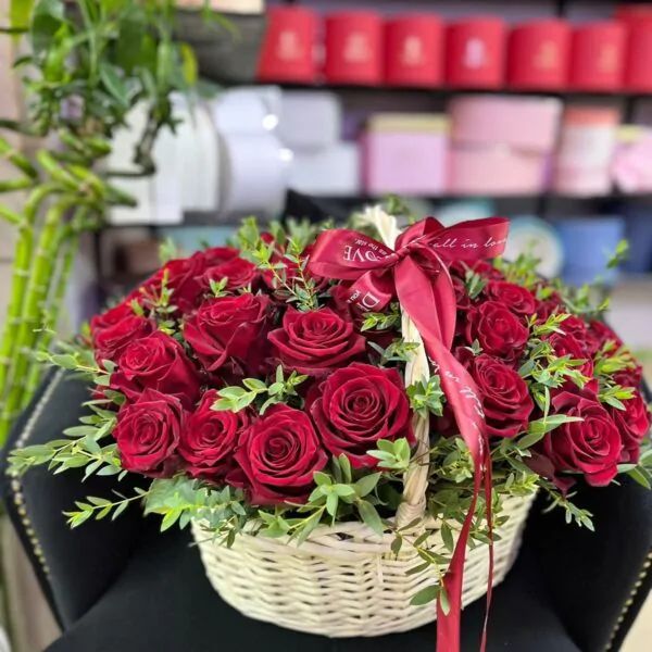 Композиция из 51 красной розы с ароматным эвкалиптом в корзинке