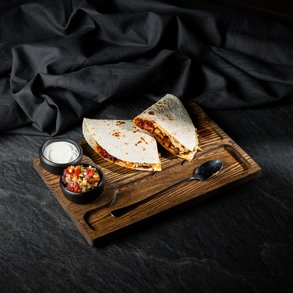 Кесадилья с томленой говядиной