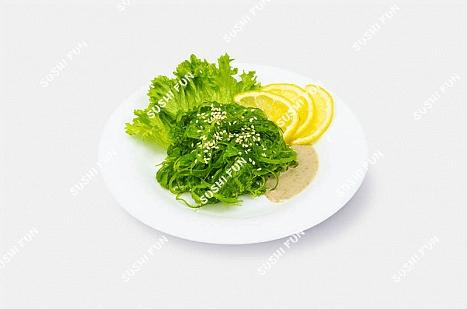 Салат чукка с ореховым соусом