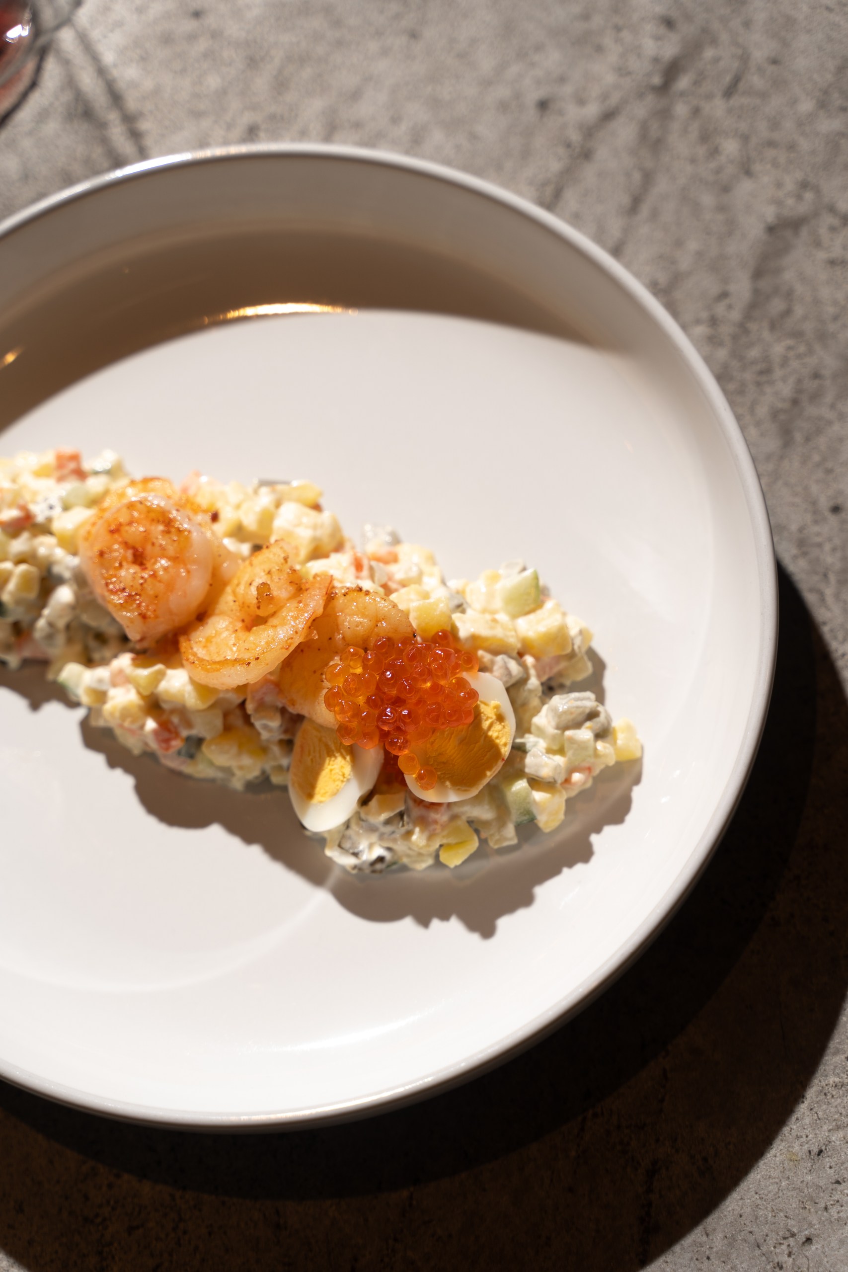 Оливье с креветками и красной икрой