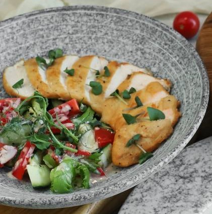 Куриная грудка с овощами под ореховым соусом