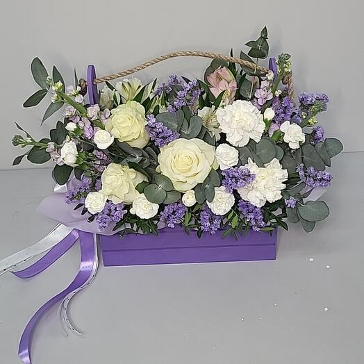 Ящик с белыми цветами