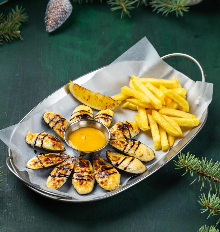 Мидии запечёные с картофелем фри