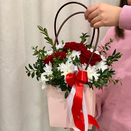 Букет из роз и хризантем в сумочке (к1850)