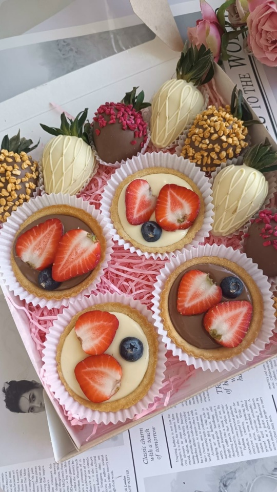 Набор 8 ягод +4 тарталетки с шоколадом и клубникой