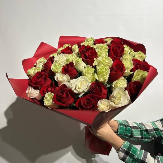 Букет из бело-красных роз «Любящее сердце»