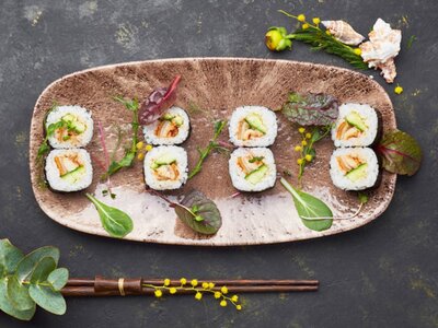 Маки с угрем и огурцом